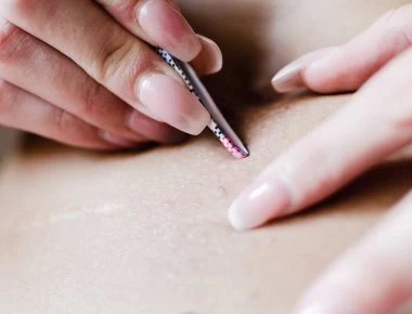 Έτσι θα αντιμετωπίσετε σωστά τις τρίχες που γυρίζουν προς τα μέσα